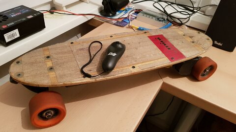 Pocketboard ist fertig, alter vesc mit neuer FW und der Maytech Remote Kontroller. Das alte leichte Deck dran für minimale Grösse und Gewicht. 3,38 Kg